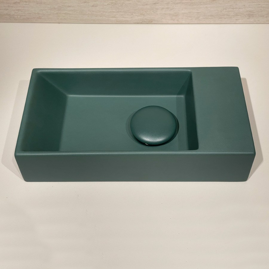 Lille mørkegrøn håndvask til det lille badeværelse 